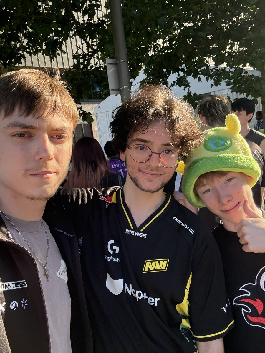 jemaxyy's tweet photo. Only thing to do is get a photo with Benjyfishy 🙏 VAMOS HERETICS https://t.co/GWffbQjEpC