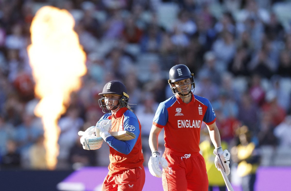 CricDat's tweet photo. 🚨 England Women send an early World Cup warning!
Danielle Wyatt Hodge's superb 105* powered England to 219/1 before Freya Kemp's 4-wicket haul sealed an 87-run win over Sri Lanka Women.
A complete performance. 👏
🏴 v 🇱🇰
https://t.co/2W31J5bqb1 #Cricket https://t.co/cSwt9tnBVP