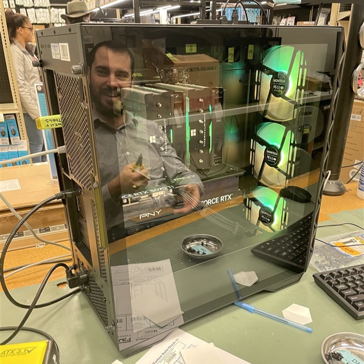 microcenter's tweet photo. This Week's #BuildoftheWeek comes from a first time builder with great taste! With our Build and Learn service, he was able to build hands on with a Micro Center Technician and get his gaming PC ready for the big time. https://t.co/4TpYGrLfEe