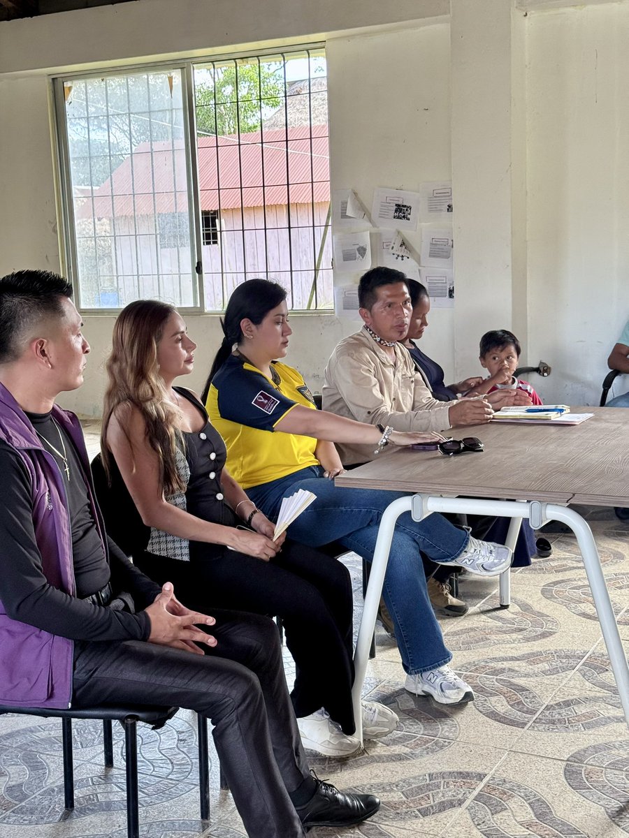 GoberPastaza's tweet photo. 📍#Canelos
La Gobernadora de la provincia Karla Tamayo, fue parte de una mesa de diálogo con líderes de la comuna Canelos, con el propósito de fortalecer la articulación interinstitucional. https://t.co/qaaztreorH