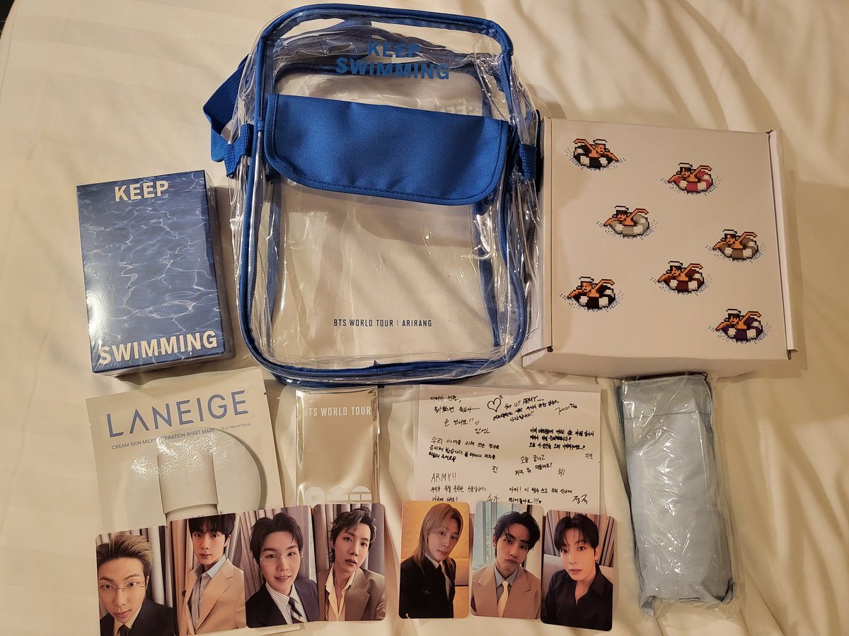 knhro's tweet photo. 釜山初日(12日)、入場が全然できないけど何で列が進まないのか分からず「Face  Passならどこからでも入れる」という情報を聞き、数人でその集団を抜けて別の入り口へ。とにかく走って急いで中に入りギフトをもらって席までダッシュ🏃
バタバタだったけど素敵なギフトをありがとう🫶🏻💜 https://t.co/FL1PbjjNya