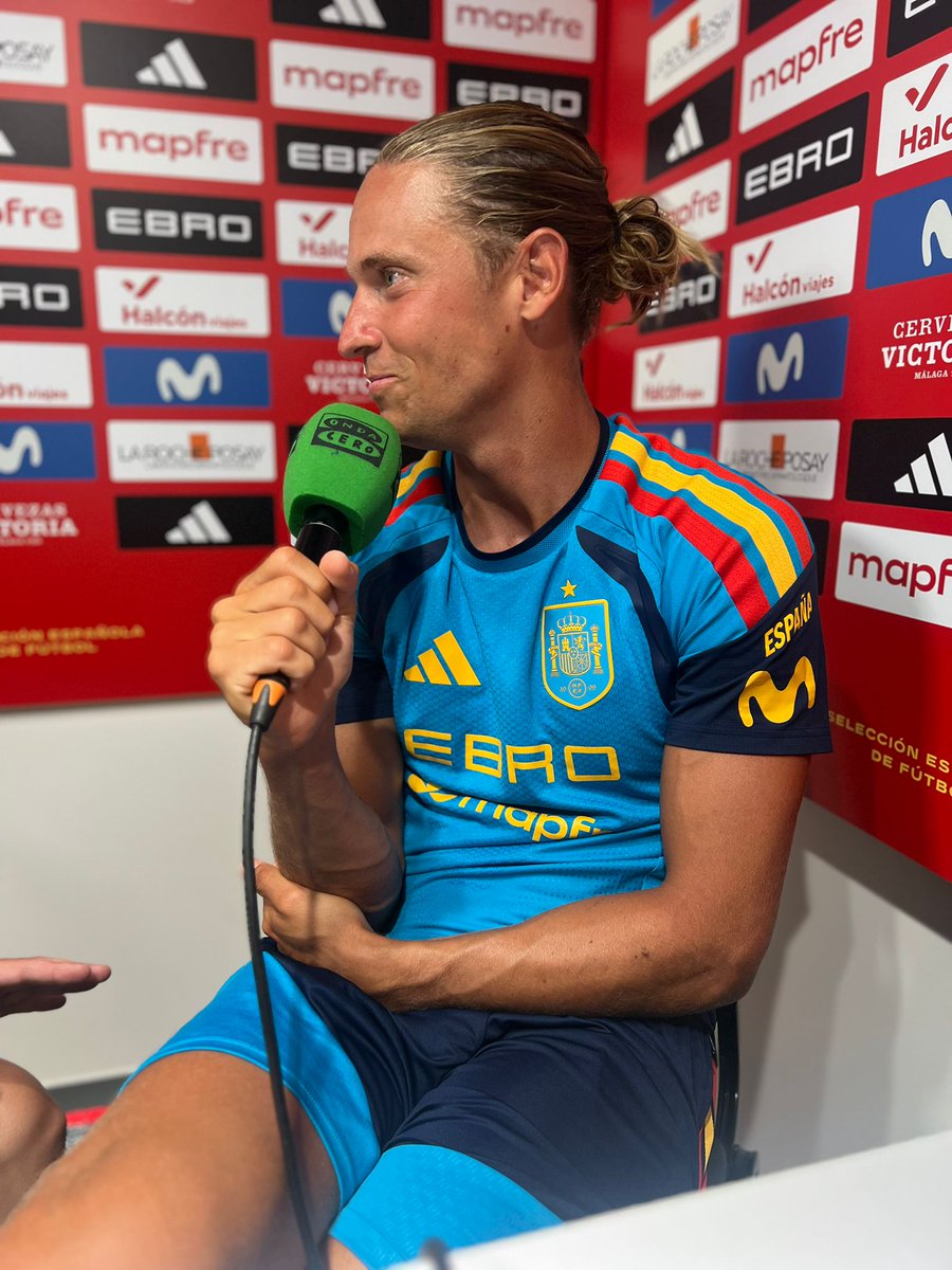 RadioestadioN's tweet photo. Marcos Llorente

"Me he traído de todo: cafetera y café, tetera, las bombillas rojas, las gafas, una lamparilla pequeña roja..."

"El que venga a limpiar al día siguiente debe flipar, porque cambio todo, todas las bombillas...lo llevo aunque sea para un día, es mi vida" https://t.co/k84RrhVmYe