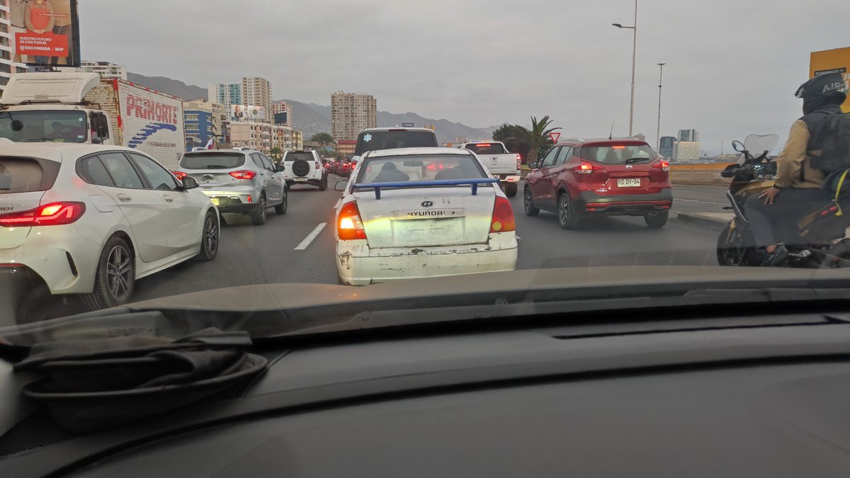 Signing2004's tweet photo. #antofagasta Av Pérez zujovic llegando a espacio urbano, aparte de no tener luces no tiene patente @AntofagastaMuni https://t.co/adCC90U1kk