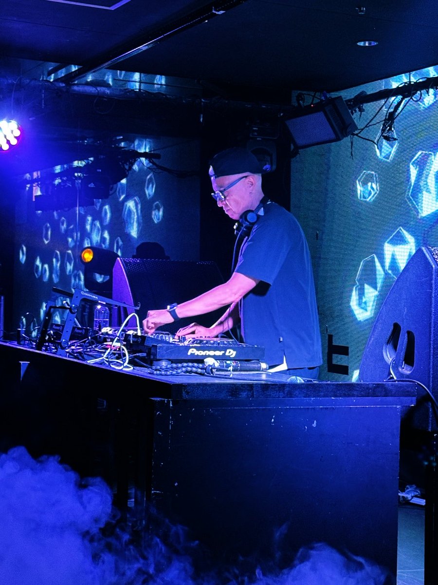 marcpanther's tweet photo. ひさしぶりに深夜の渋谷でDJしてきたんよ。ちょっとアウェイな現場やった。最初はダンスフロアに誰もおらんで、みんなバーカウンターとかVIPでワイワイしちょった。でもな… こういう時間が実は一番おもしれぇんよ！
ゼロから少しずつ空気作っていくんや！まずは「ラブ・アゲイン」そっからじわじわテンションを上げていく。130BPMのパーカッション多めに女子たちが目覚めフロアに降りてくる。そこにベース強めの曲を入れたら、男子たちも動き出す。いい感じやなぁと思った時に「departures」の最新リミックスや！気づいたらフロアいっぱいになっちょった。任務完了やな（笑）んで、急いで帰って寝る。明日は朝から北海道やけん ww