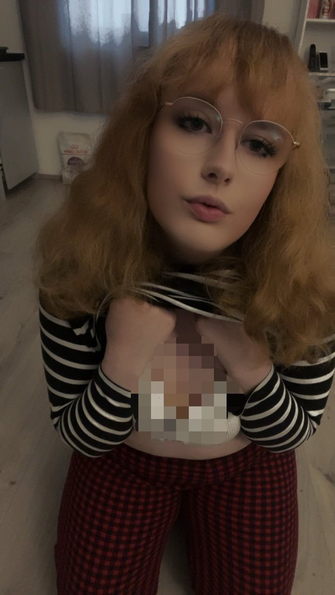 sophiemedx's tweet photo. Ein Loser wie du hat es nicht verdient, meinen Ausschnitt zu sehen. Stattdessen darfst du dich gratis an den Pixeln aufgeilen. 😈🤣

#herrin #goddess #findom #zahlsklave #slave #feet #beta #censoring #socks #paypig