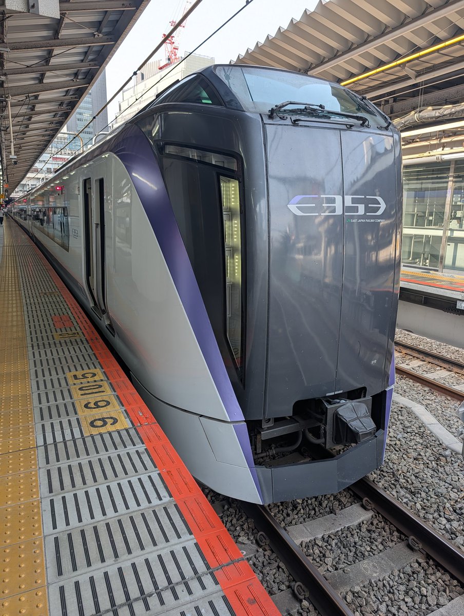 mitake0929's tweet photo. 今日は都留アルプスを歩く (＆下山後の高尾のモツ焼き) 予定で特急あずさに。2週間前の時点で残席がほとんど無く、取れたのはあずさ75号のみ。土日朝9時台のあずさ79号までは全て満席。思い立って乗るにはハードルが高い列車ですな... https://t.co/pL9C0qoiV8