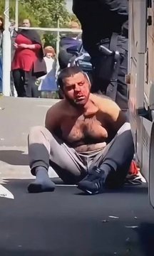 BostonTea84's tweet photo. Koszmar, co się dzieje na ulicach europejskich miast.

Brierfield, Anglia: młoda dziewczyna idzie chodnikiem, podbiega do niej typ i zadaje dwa ciosy nożem w szyję.

Policja nie ujawniła tożsamości napastnika. Mamy tylko jego zdjęcie tuż po schwytaniu. https://t.co/ZyHlrSOiq8