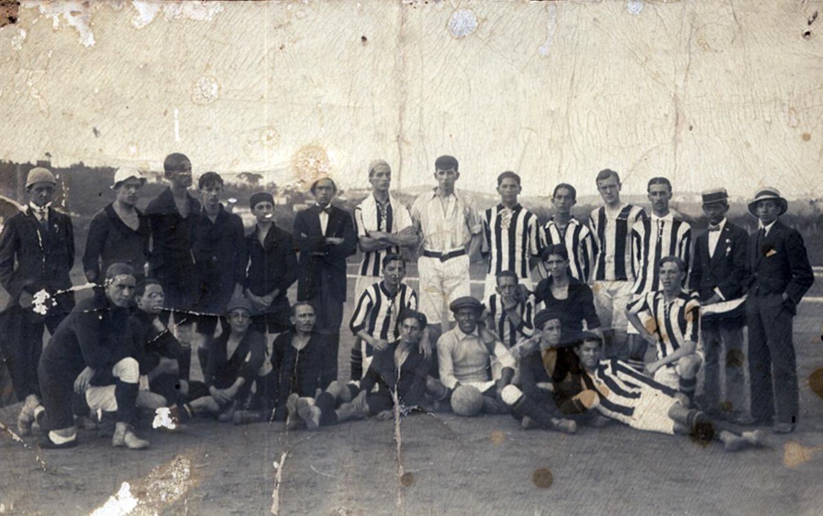 galodigital's tweet photo. ⭐Uma descoberta para a história!

🧤O primeiro atleta negro do Galo foi o goleiro J. Ferreira, que atuou no quadro principal a partir de 1912, tendo sido o "keeper" do time campeão da Taça Bueno Brandão de 1914. (Continua no fio) https://t.co/V2PAGUeOYJ