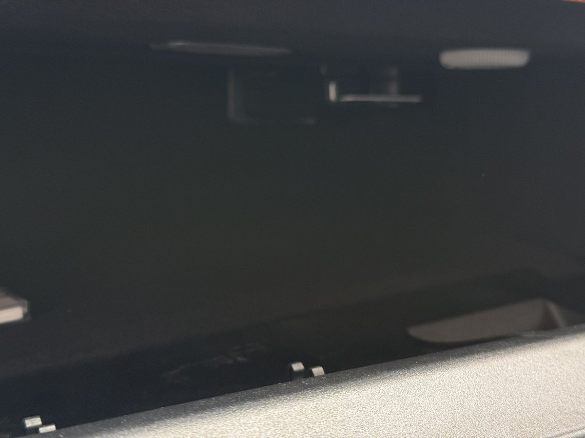 teammho's tweet photo. 客「車検お願いね」

整備士「車検証と自賠責保険などお願いします」

客「車に入ってるよ」

整備士「それが、ありません」

客「そんなはずない」

整備士「車検証入れの中にありません」

客「絶対ある」

整備士「ありませんので、車内を探させていただきます」

車内を探す。

グローブボックス。

ドアポケット。

サンバイザーの裏。

謎のレシートは大量に出てくる。

車検証は出てこない。

⸻

整備士「前回の車検の時、適合標章で返却しました記録が残ってます」

客「ああ」

整備士「後日、車検証できましたと電話しましたよね？」

客「そういえば」

整備士「取りに来てくださいと言ったら？」

客「ポストに入れといてって言った」

整備士「入れました」

客「受け取ってない」

整備士「いや、車検ステッカー貼ってありますね」

客「貼ってあるね」

整備士「ステッカーだけ渡すことないです」

客「そうなの？」

整備士「車検証とセットになってるのです」

客「じゃあどこ行った？」

整備士「それを今みんなで考えてます」

⸻

後日。

客から電話。

客「家探したけどない」

整備士「どのくらい探しました？」

客「家中探した」

整備士「ありました？」

客「なかった」

整備士「再発行ですね」

客「無料？」

整備士「有料です」

客「なんで？」

整備士「なくなったからです」

客「俺が？」

整備士「たぶん」

⸻

客「じゃあ前回もらってない可能性は？」

整備士「その場合、車検ステッカーだけ単独で渡したことになります」

客「あり得るか？」

整備士「あり得ません」

客「そうか…」

⸻

再発行手続き開始。

客「費用かかるの？」

整備士「かかります。書類を行政書士に書いてもらわないといけないので」

客「時間も？」

整備士「かかります」

客「面倒だな」

整備士「車検証なくした人はみんなそう言います」

⸻

そして最後。

客「結局どこ行ったんだろうなぁ」

整備士「おそらく家のどこかです」

客「出てきたらどうなる？」

整備士「高確率で再発行後に出てきます」

客「なんで分かる？」

整備士「このくだりを私は他のお客様とよ何度もやっているからです」

手渡しできてない車検証の紛失率の高いこと、、、