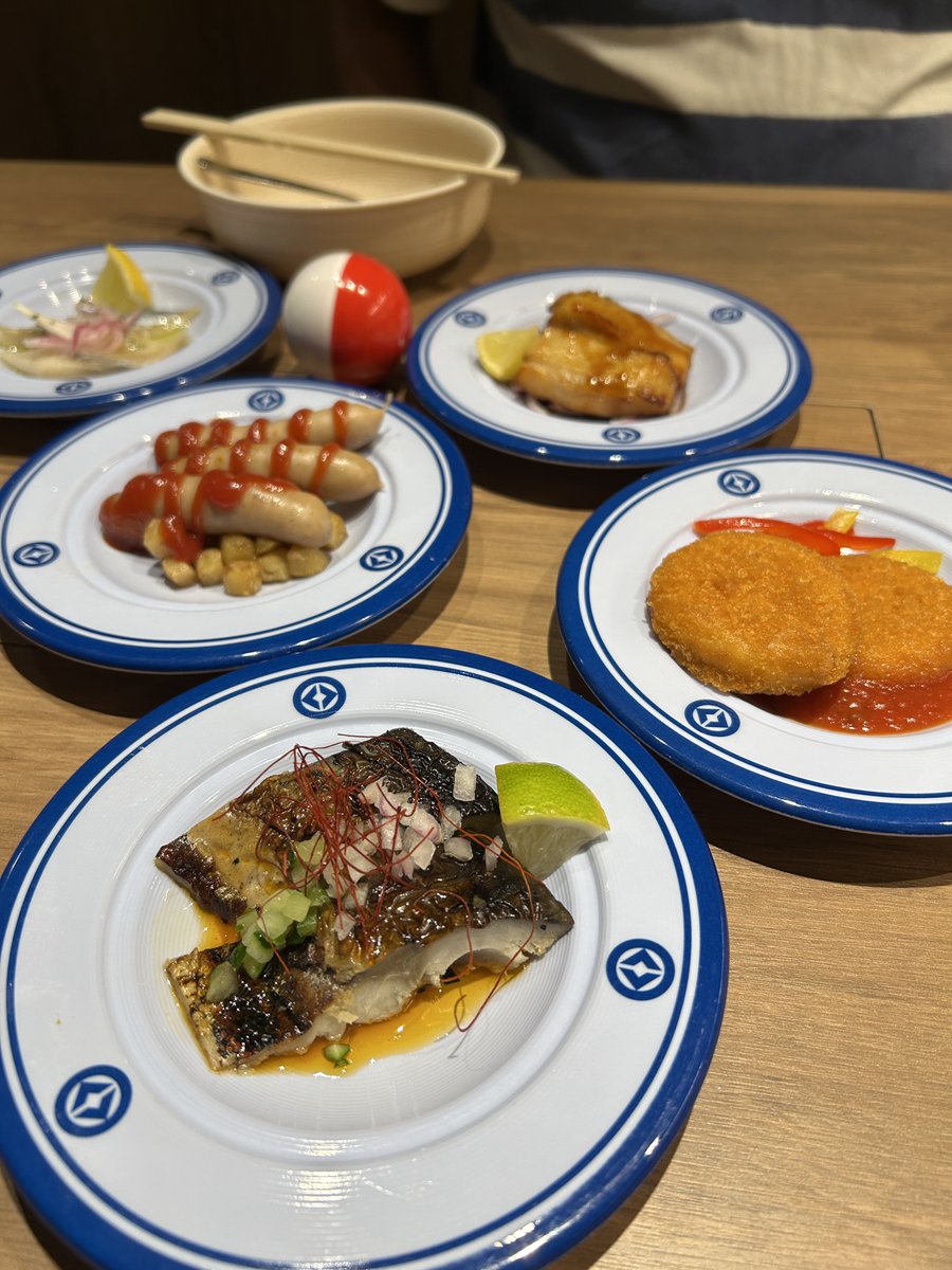seriayuki's tweet photo. 大阪２日目。「くら寿司」なんば千日前店で万博メニューが食べられると知り予約していってきました。カメルーンのサバ料理とかフィジーのココナッツと魚の和え物とか独特でおいしいのが多かったです。これは楽しい。でも揚げドーナツはベースがまんまさーたーあんだぎー的なものだったことには苦笑…w https://t.co/kIV0mRRyxK