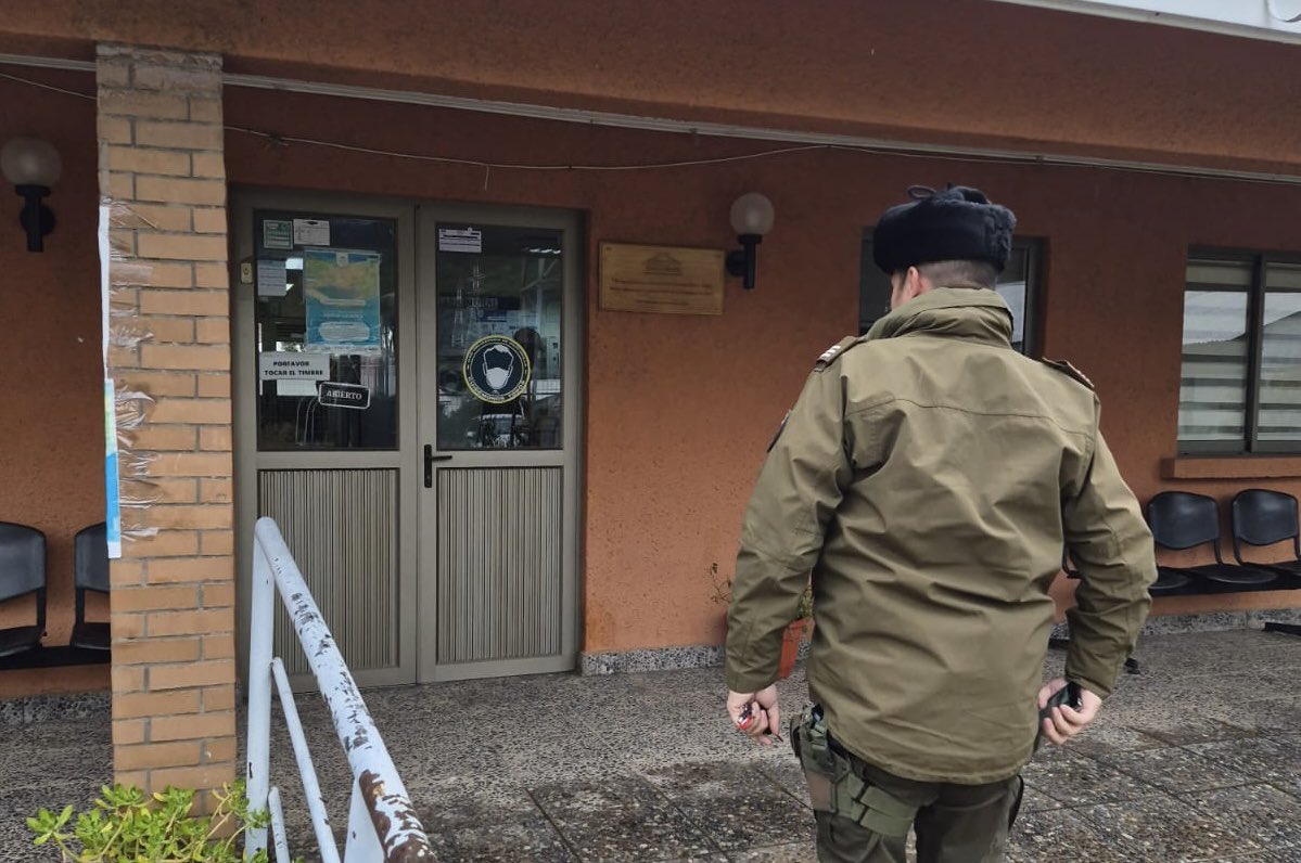 Carab_Maule's tweet photo. 🏔️ Nuestros carabineros de la Tenencia #LaMina se reunieron con funcionarios de las postas rurales de #LosÁlamos y #LaSuiza para fortalecer el trabajo conjunto.

🤝 La instancia permitió reforzar acciones ante emergencias en la ruta internacional y apoyar la seguridad. https://t.co/uApkGt4s06