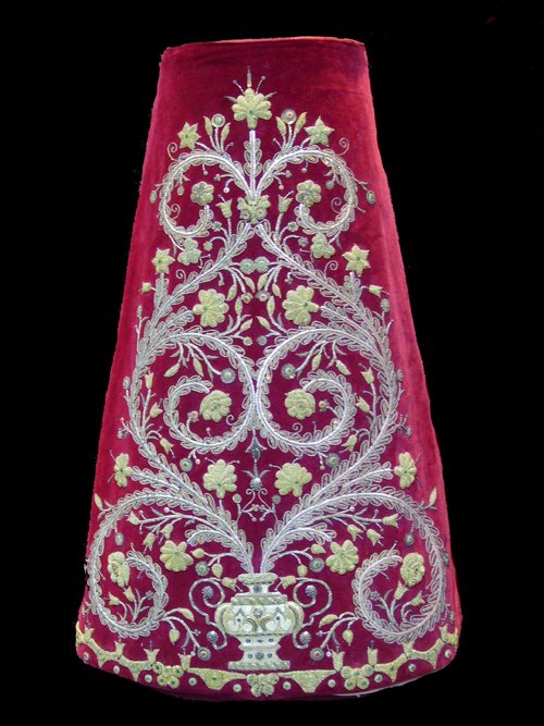JaviTorresGo1's tweet photo. @QUINIMOREIRA @mabernalsanchez Otra muy elegante y que se agradece es la de las mercedes coronada de la puerta real , que además cuenta con dos mantos a juego uno de ellos de salida https://t.co/SGvPT6dgoq