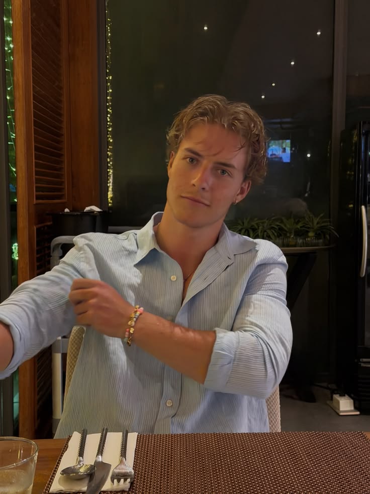 G0DG4MES's tweet photo. Esse é o Percy. E esse é o meu primeiro dia dos namorados namorando com ele. Ele ama me contrariar, inclusive, se dependesse de mim a gente nem estaria namorando agora. https://t.co/x5zk4NqSTw