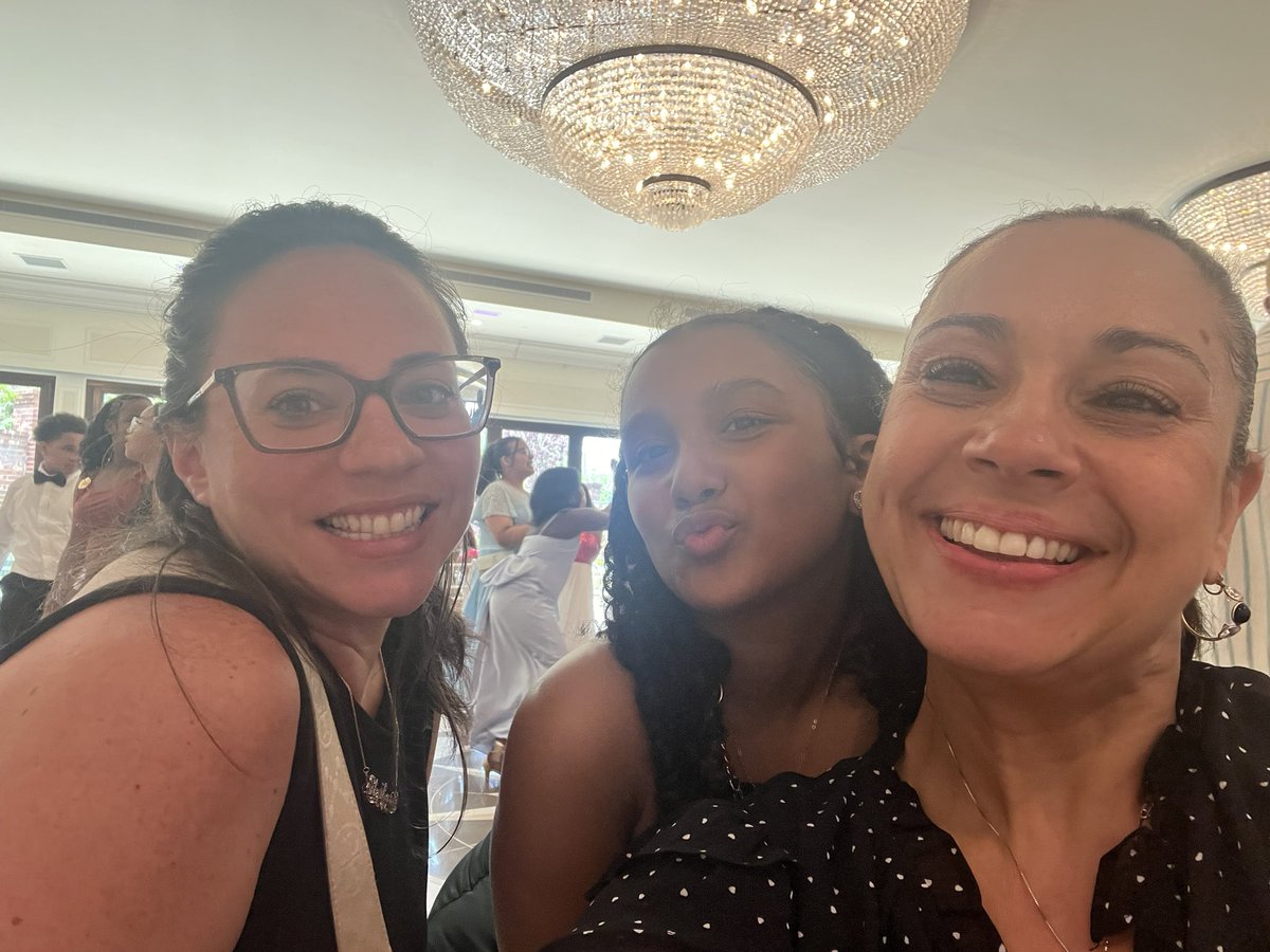 TheraErickson's tweet photo. PS75 🥰 5th Grade Prom!  #StudentExperiences #Community #PhotoBlast #dontownrightstothemusic‼️ https://t.co/OOC5vZSyWm
