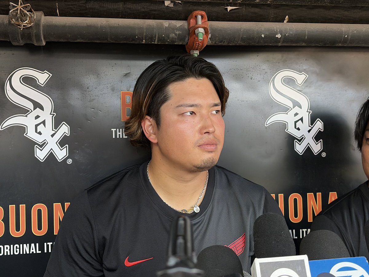iori_sponichi's tweet photo. #whitesox @whitesox #ホワイトソックス の #村上宗隆 選手が試合前に取材に応じました。

ケガの回復具合は？
「徐々に（痛みは）引いてきている」

復帰時期について
「順調にいけば、4週間から6週間と言われている。何事もなく、メニューが進められるように慎重にやっていきたい https://t.co/xkpm6zRarl