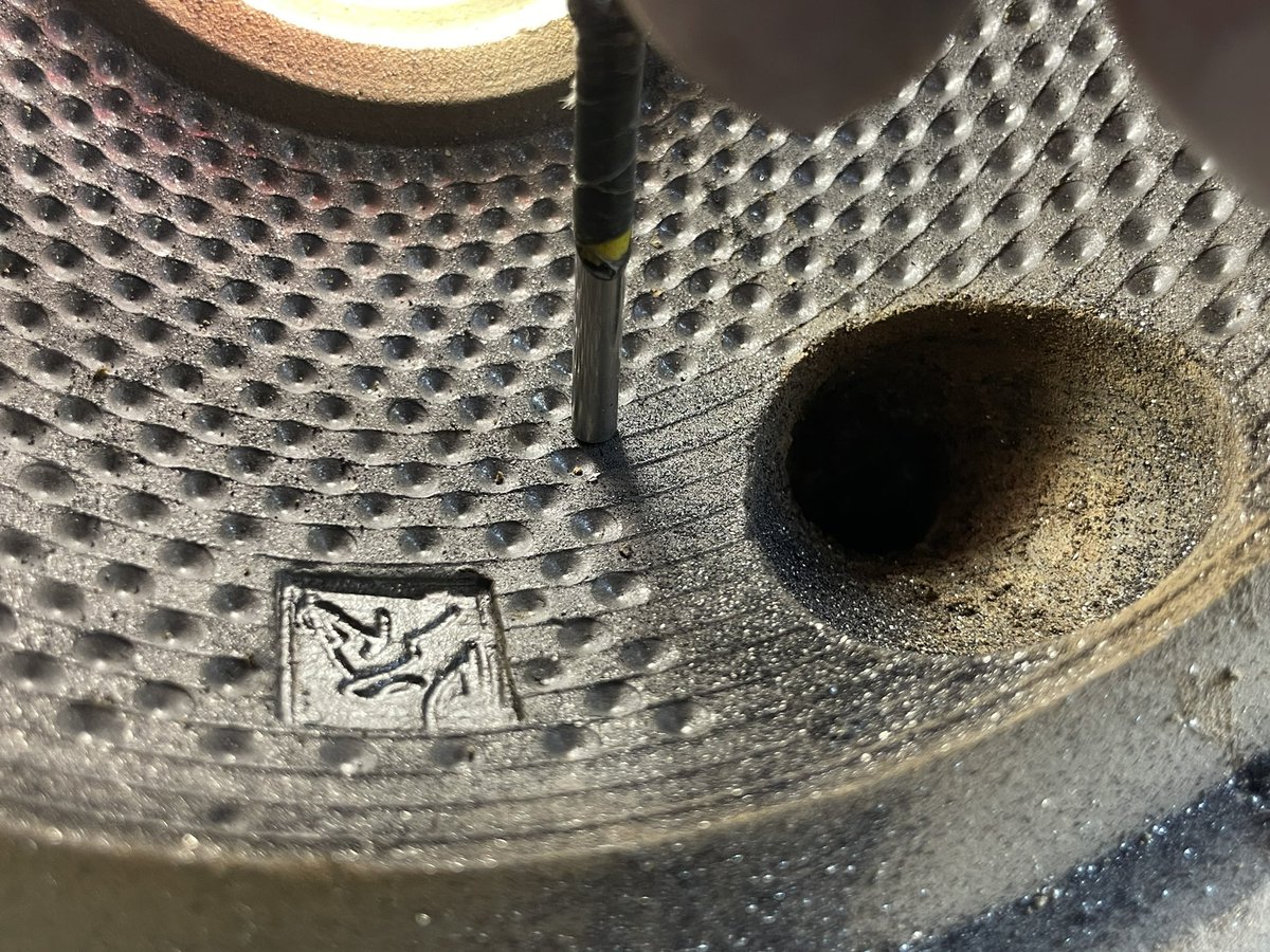 tetsubinya's tweet photo. 鋳型製作中

【鉄瓶いがぐりあられ1L】
アラレの粒の数→約1300粒
粒を押した作業時間→約3時間

よし、綺麗にできた！ https://t.co/4YYTv4wIav