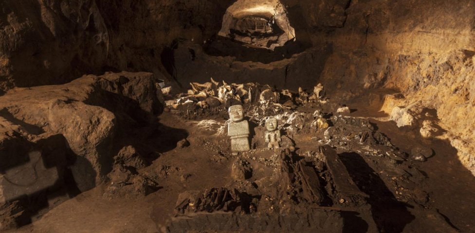 SamMonumentos's tweet photo. Al avanzar por el pasadizo subterráneo, los arqueólogos quedaron paralizados. El fondo del túnel escondía un paisaje artificial de pesadilla: las paredes estaban recubiertas de un polvo brillante que simulaba las estrellas y el suelo imitaba un relieve montañoso. 🌌🗿 https://t.co/weZTBAw7tl