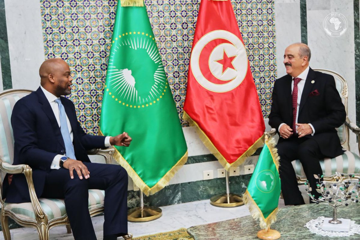 AfCFTA's tweet photo. «La ZLECAf n’est plus une négociation : c’est une réalité opérationnelle, et la Tunisie figure parmi les pays qui en font la preuve.» — S.E.M. Wamkele Mene

À Tunis, le SG de la ZLECAf a rencontré le ministre des Affaires étrangères S.E.M. Nafti. La Tunisie : ratification 2020, GTI, +300 certificats d’origine — 4e rang continental.
#ZLECAf #Tunisie #CreatingOneAfricanMarket