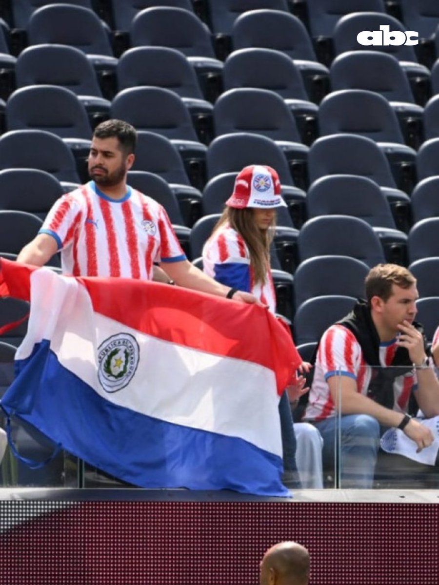 ABCDeportes's tweet photo. #MundialxABC | COMPATRIOTAS PRESENTES EN EL ESTADIO✅

🇵🇾El público va ingresando al SoFi Stadium y nuestros compatriotas ya decoran el escenario con nuestra bandera y nuestra camiseta.

#ABCDeportes #ElJuegoQueSentimos #730AM https://t.co/228KBwFVfP