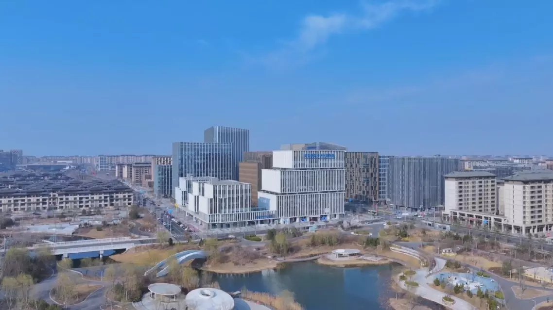 GuiriTricornio's tweet photo. los chinos están construyendo a las afueras de Pekín su ciudad modelo futurista y socialista, que es a la vez mucho más aburrida y humana: mucha zona verde, sin rascacielos, corredores ecológicos, buena arquitectura, ciudad de los 15 minutos, vivienda social, anti-especulación https://t.co/rkXZ0EQ7vx