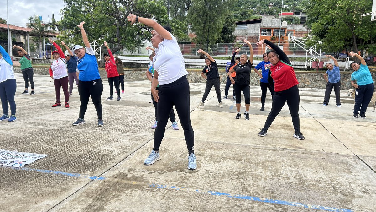 S50092Elizabeth's tweet photo. 🚦🚦semáforo deportivo🚦🚦
Seguios promoviendo la activación física en la poblacion Oaxaqueña. 
Ex Hacienda Deportiva El Rosario 📿 San Sebastián Tutla 
Promotora Deportiva 
Elizabeth Santiago Villalobos 
@FundacionAHHO 
@FAHHdeporte 
@alfredoharphelu 
@SanVillalobo_S https://t.co/rv6oesOCh8