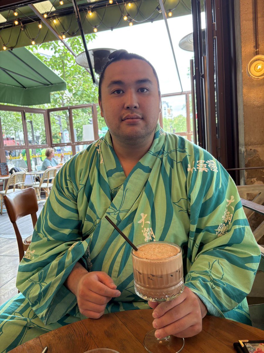 isenoumibeya's tweet photo. 【大相撲パリ公演】
漣と鬨王がカフェに行きました。

#伊勢ノ海部屋　#相撲　#sumo #パリ巡業 https://t.co/Bf2LMl1UfN