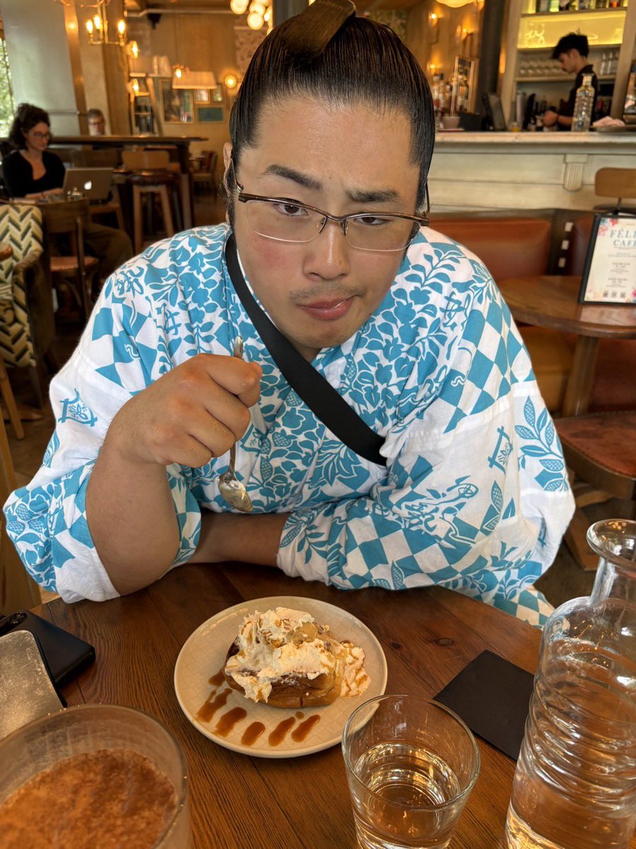 isenoumibeya's tweet photo. 【大相撲パリ公演】
漣と鬨王がカフェに行きました。

#伊勢ノ海部屋　#相撲　#sumo #パリ巡業 https://t.co/Bf2LMl1UfN