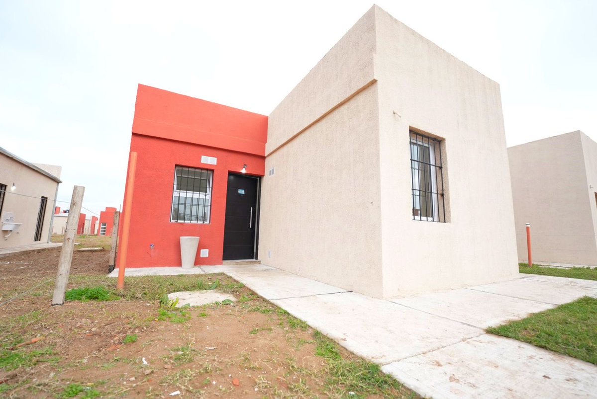 MinHabitatPBA's tweet photo. Hoy más familias se convirtieron en propietarias.🏡💚En #SanPedro entregamos 15 casas para garantizar a más familias bonaerenses el derecho a su casa propia. https://t.co/5dWZ2bcThb