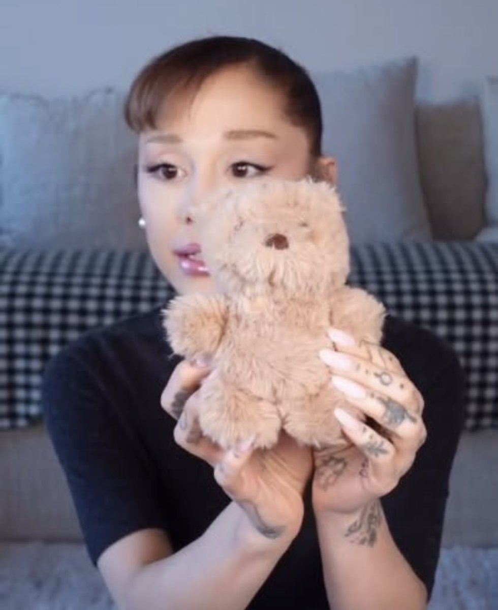 KallystaBailey's tweet photo. Day 5 of pleading for these bear keychains to be made available for purchase online🙏🏻

If you see this pls retweet and tag @TeamAriana @rembeauty so we can get their attention!!! #rembeauty #arianagrande #eternalsunshinetour 🧸💄

Thx u girlies for ur support in this mission!!!!! https://t.co/F8xs5fz53g