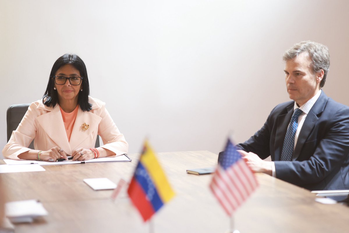 PDVSA's tweet photo. La presidenta (e) de la República, @delcyrodriguezv, se reunió con una delegación oficial del Gobierno de los Estados Unidos para repasar la agenda energética bilateral. https://t.co/Z3l3CQs5aq