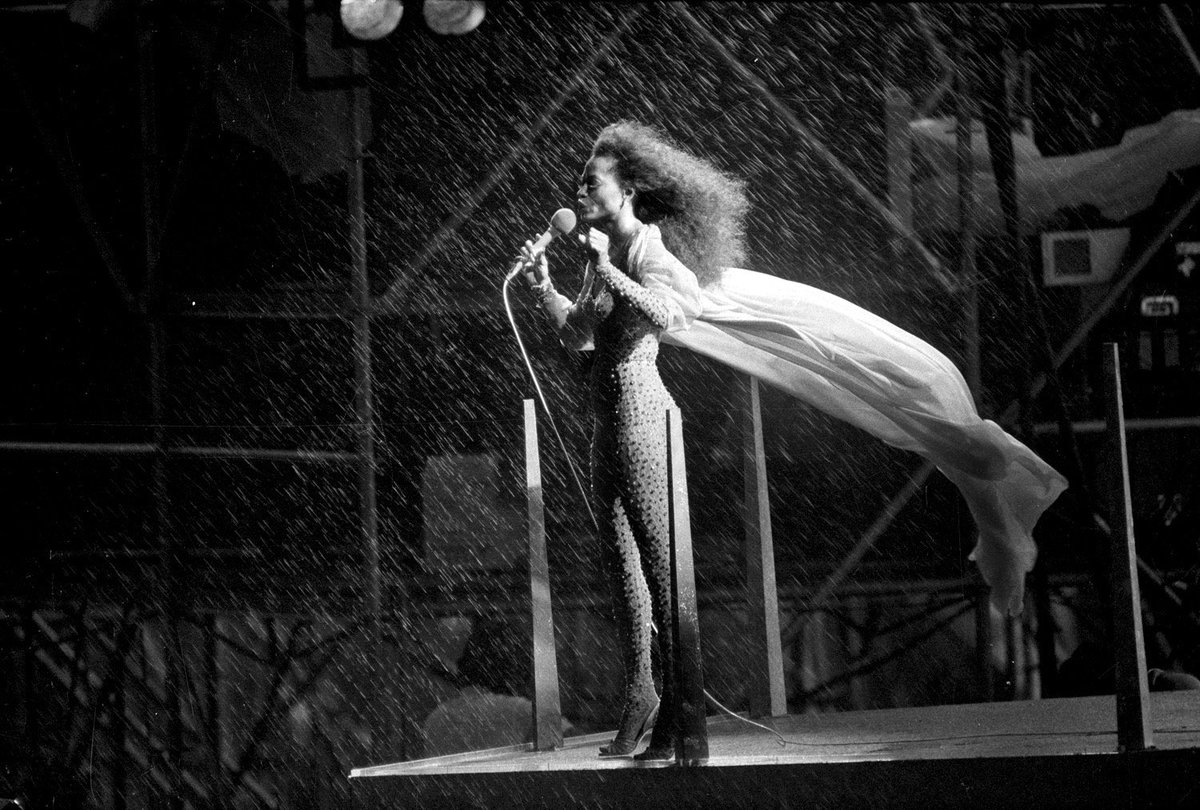 notgwendalupe's tweet photo. Diana Ross performing in a thunderstorm at Central Park, NY. (1983) https://t.co/BmbFzZWnTs