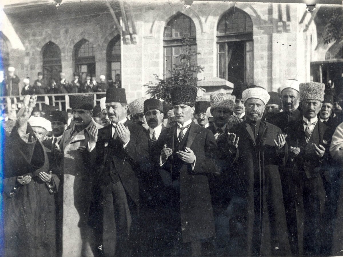 515Iraq's tweet photo. Ey Hint yüzlü olan, işte bu senin üstadın Atatürk, Besmele okuyor. https://t.co/QNffO4UG9I