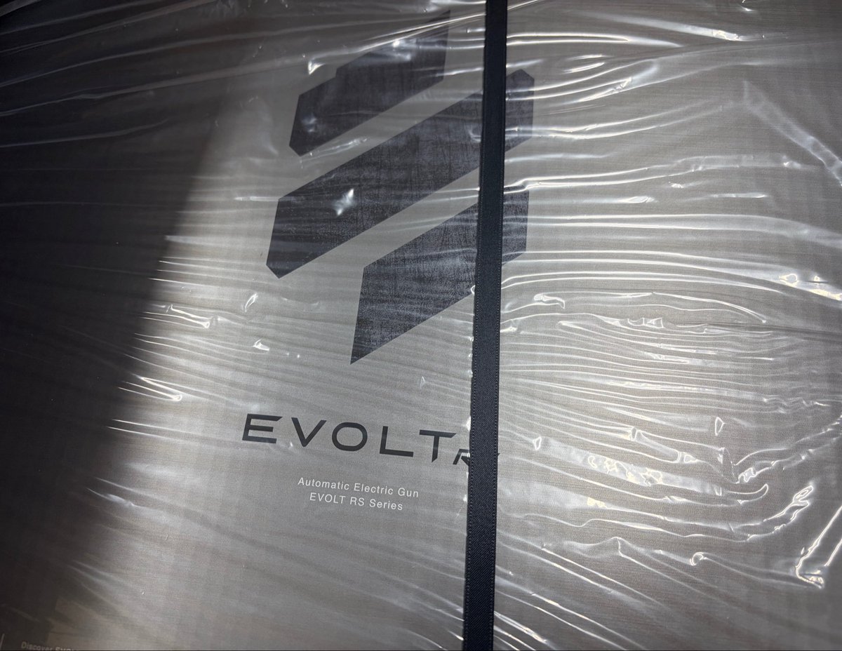 zeros_staff's tweet photo. なんと！！！
EVOLT RSキャンセルが出ましたので、3挺限定で店舗、オンライン販売いたします✨

本日の店舗営業時間11:00〜17:00

オンラインショップリンク⬇️
https://t.co/mhUzXggBNu

東京マルイの最新エアガンです！！！

#EVOLT #東京マルイ https://t.co/v4lLue0CXx