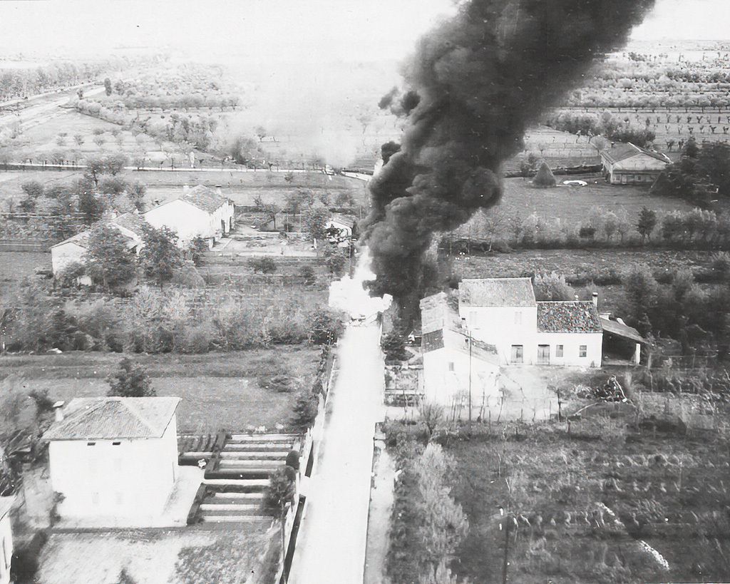 sentandoapua's tweet photo. Aviões do 1º Grupo de Caça, atacaram e destruíram esse comboio de caminhões motorizados em algum lugar da Itália, 28 de abril de 1945
#SentandoaPua #FAB #ForcaAereaBrasileira #P47Thunderbolt #WWII #SegundaGuerra #HistoriaMilitar #Jambock #AviacaoDeCaca #Italia1945 #Veteranos https://t.co/zY1WQQel6N