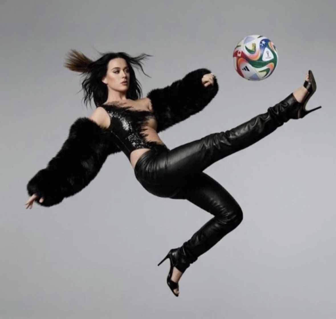 WORLDMUSICAWARD's tweet photo. #KatyPerry gets ready for her much awaited World Cup debut in LA at 5:40 PM PST!💪💃🏻🎤🏟️💥2⃣6⃣🌎⚽️🏆 𝑳𝐀 🌴⭐️🌆👑❤️‍🔥

#FWC26 
#FifaWorldCup 
#WorldCupty
@katyperry https://t.co/ILJ3fK5Kvk