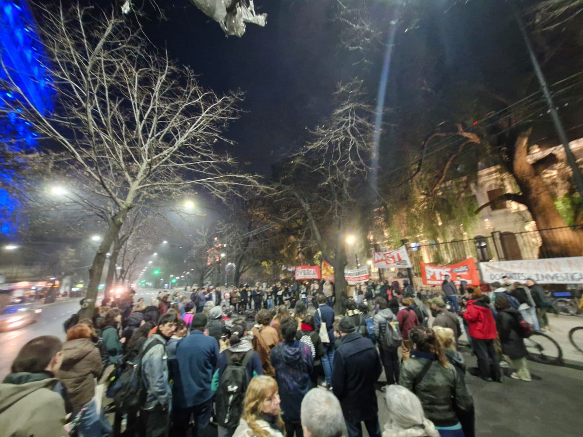 izquierdadiario's tweet photo. La Plata: asamblea autoconvocada contra la entrega de la Ley Universitaria se da esta tarde es las puertas del Rectorado. Se reúnen desde colegios nacionales, docentes, no docentes, becarios e investigadores de diferentes universidades. https://t.co/cczCXEGaCF