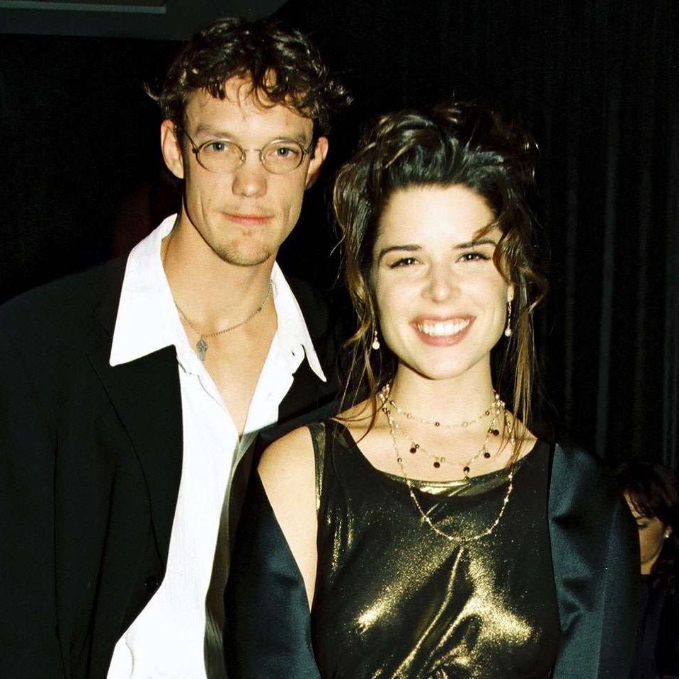 CentralPanicoBR's tweet photo. CURIOSIDADE: Após as filmagens de Pânico, Neve Campbell e Matthew Lillard viveram um breve romance. O namoro durou cerca de dois meses.

Em uma entrevista recente, Lillard descreveu a experiência como ‘adorável’ e revelou que mantém uma amizade duradoura com a atriz até hoje. https://t.co/VHJo1gXduW