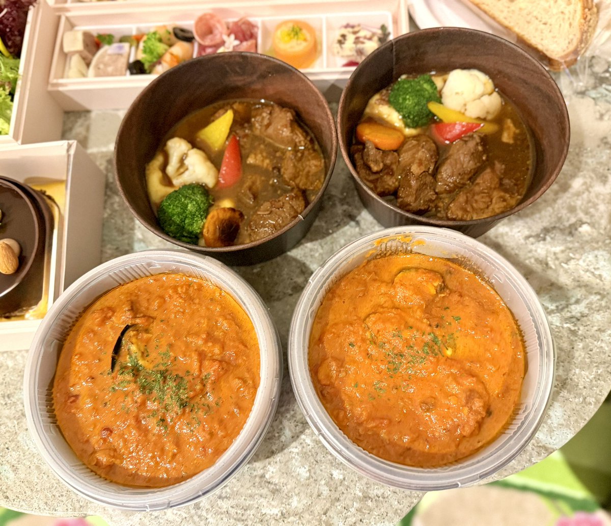 sweetie_minnie_'s tweet photo. お泊まりの夕食
テイクアウト限定ディナーセット🍽️

サラダがバーグマンのフラワーボックスみたい🥗😍
アペタイザーはパテやテリーヌなどお酒に合うものばかり✨
シーフードトマトパスタは魚介の旨みが濃くて😻牛肉のビール煮はお肉柔らか🧡🎂は濃厚チョコムース🤎
お部屋でゆっくり過ごせて良かった🥰 https://t.co/hdbMbkjqE8