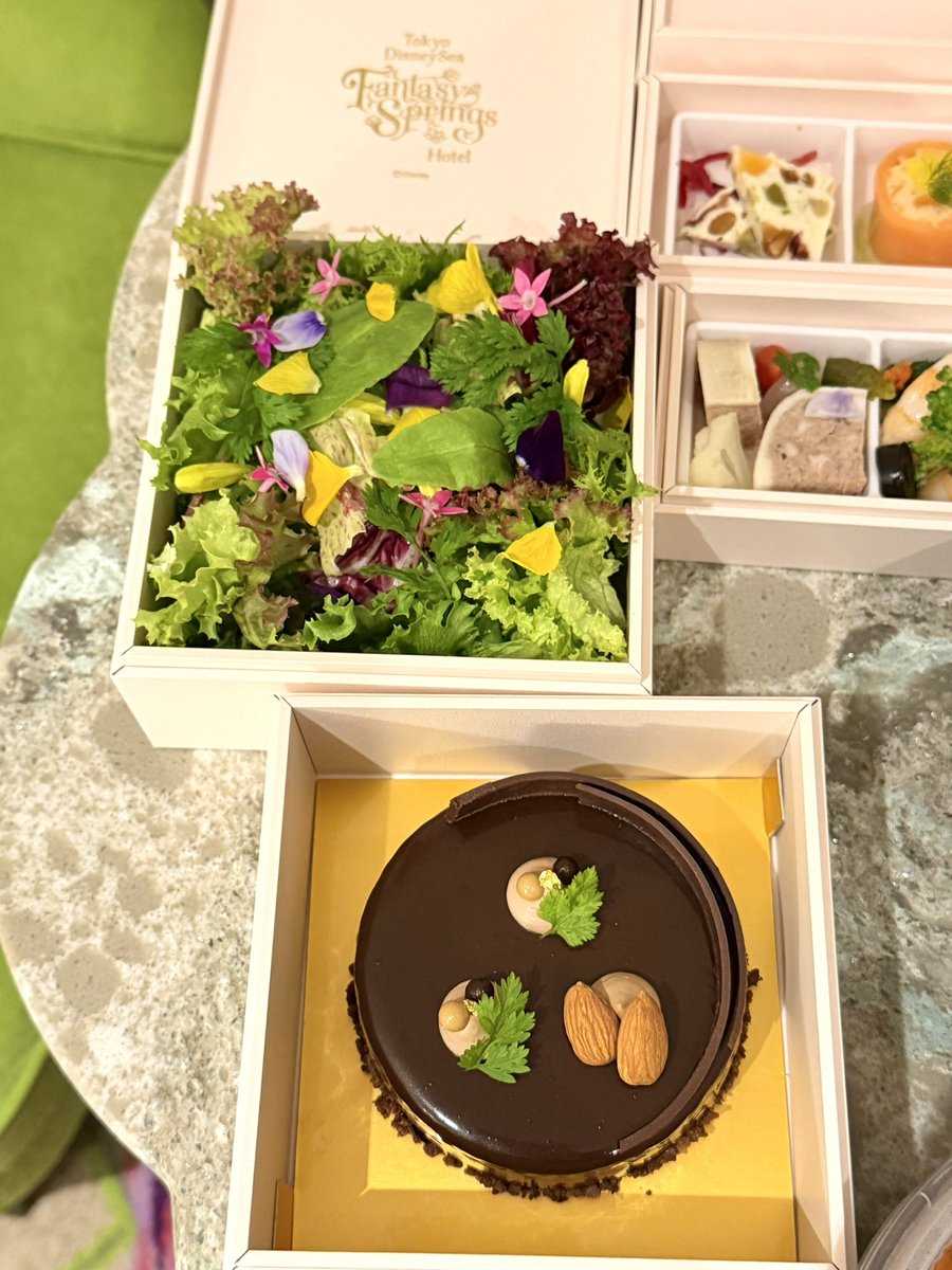 sweetie_minnie_'s tweet photo. お泊まりの夕食
テイクアウト限定ディナーセット🍽️

サラダがバーグマンのフラワーボックスみたい🥗😍
アペタイザーはパテやテリーヌなどお酒に合うものばかり✨
シーフードトマトパスタは魚介の旨みが濃くて😻牛肉のビール煮はお肉柔らか🧡🎂は濃厚チョコムース🤎
お部屋でゆっくり過ごせて良かった🥰 https://t.co/hdbMbkjqE8