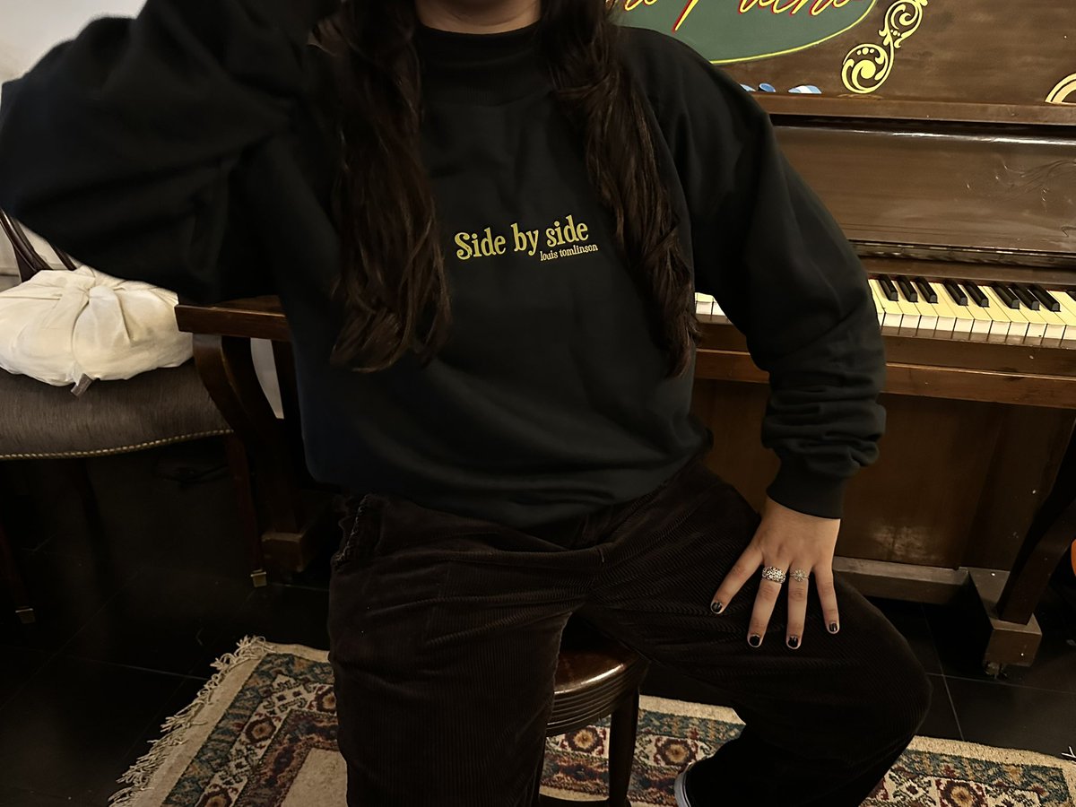 brujitamerch's tweet photo. cápsula de louis ya disponible en nuestra tienda online <3 https://t.co/2lSFK9QyHM