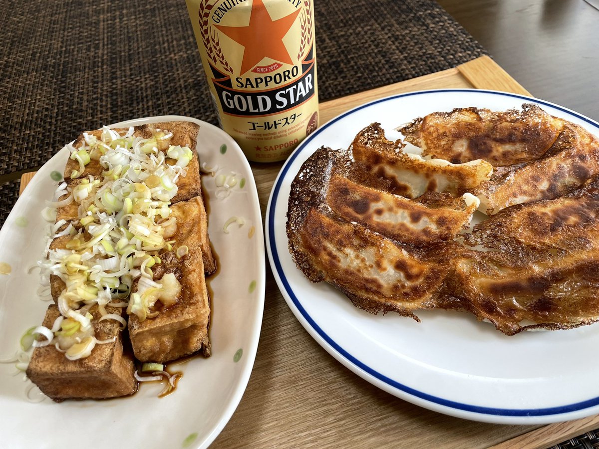 doublemint385's tweet photo. 休憩所で寝過ごして1分残業、餃子などで飲る🍺頂いたもろこし美味し🌽

ガッツさんの現役時代は記憶にある🥊後にビートたけしさんが「あの人はロベルト・デュランと闘った人なんだぞ」と散々ガッツさんのネタをオールナイトニッポンでやってたけど、ちゃんとフォローしてた📻

ロベルト・デュラン🤔 https://t.co/d5MimAvWKB