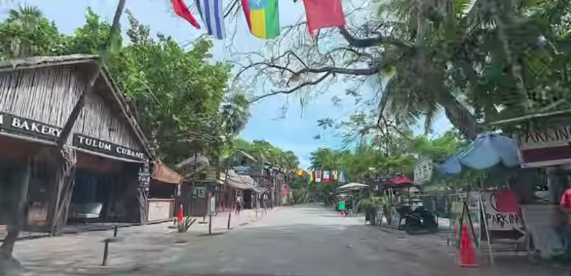 ernestoescobosa's tweet photo. En #Tulúm ya ni siquiera quitan el sargazo, decenas de hoteles, bares y locales abandonados, ya bajaron los precios a la tercera parte y aún así la zona hotelera parece pueblo fantasma.
Un ejemplo de cómo la gente le cobra los abusos y atracos a un destino turístico. #México https://t.co/cMc0bSuuHm