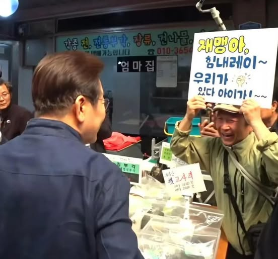 Astragalus_0's tweet photo. 정청래가 연임하면 대통령이 퇴임후가 힘들어집니다.
우리는 이 재명대통령을 지켜야할 의무가 있습니다. 꼭, 지켜드립시다 https://t.co/xZpcoL5mXi