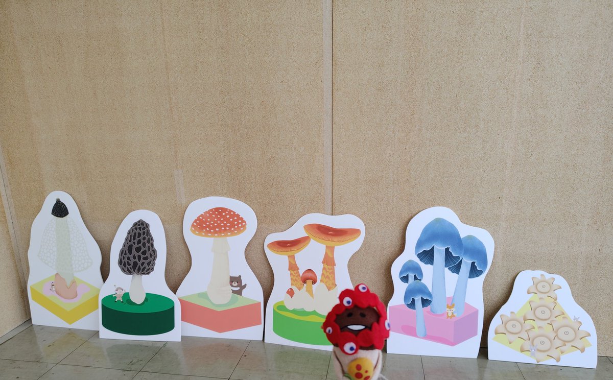 non_rinne's tweet photo. フォトスポット🍄
日本きのこマイスター協会『逆きのこ総選挙』もちろん、ぜんぶすき！に投票🍄‍🟫
収穫品🍄‍🟫
oRi-roomさんミニ巾着（アメちゃん入れに）
トリキノコさん、きのこピン🍄推しカラーの緑と紫をきのこ狩り。頭から生やしたり、メモをとめたり。とても軽い！
#オオサカきのこ大祭 https://t.co/RsJOPadEjf