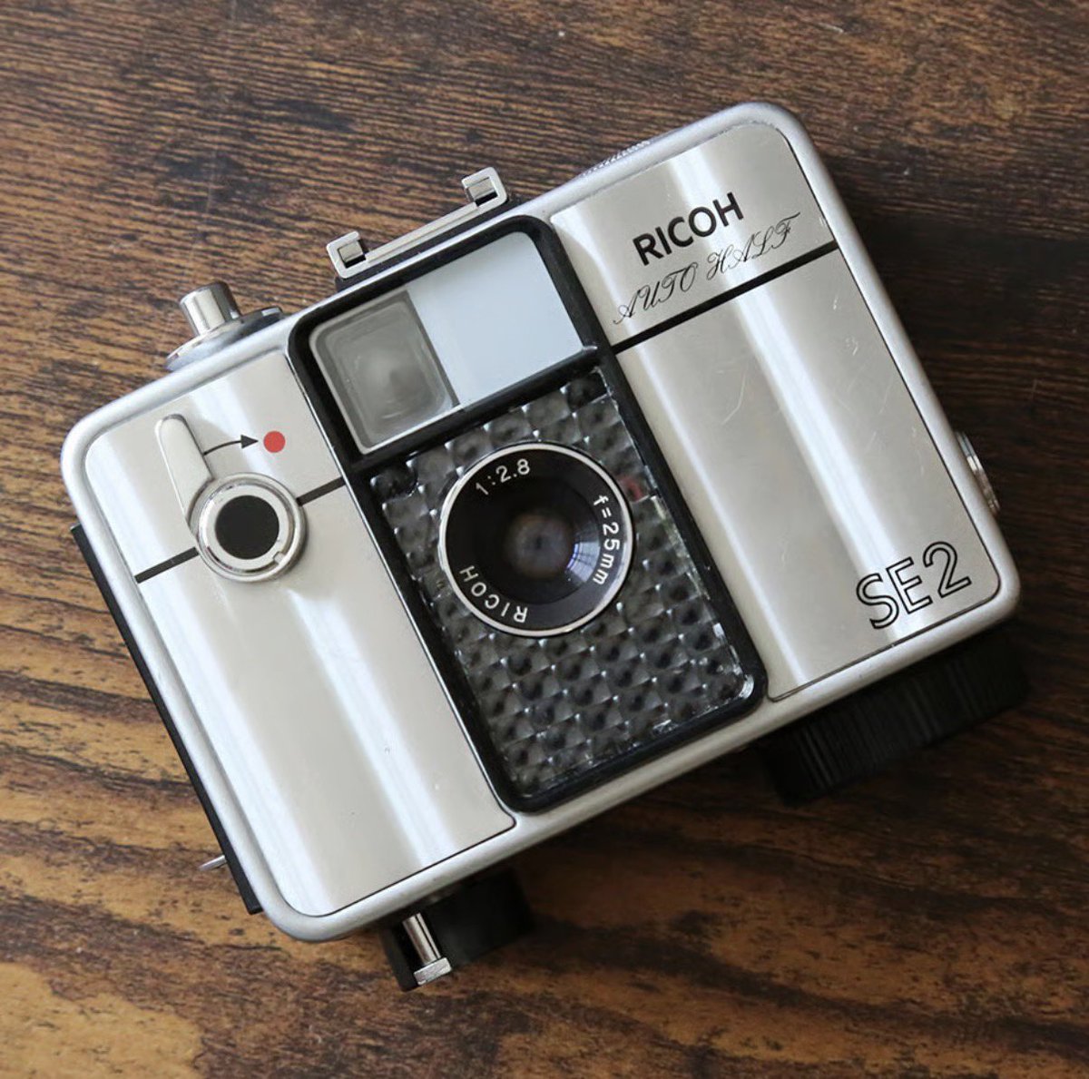 DearPru43803316's tweet photo. お久しぶりです。Ricoh AUTOHALF SE2を販売します。ゼンマイで動きとてもキレイに撮れるハーフサイズカメラです！プロフィール→STORES→New Itemから　#雑貨 #ブロカント #フランス雑貨 #フィルムカメラ #ricoh #リコー #autohalf #オートハーフ #ハーフサイズカメラ #カメラ女子 https://t.co/E5SdxGSwEy