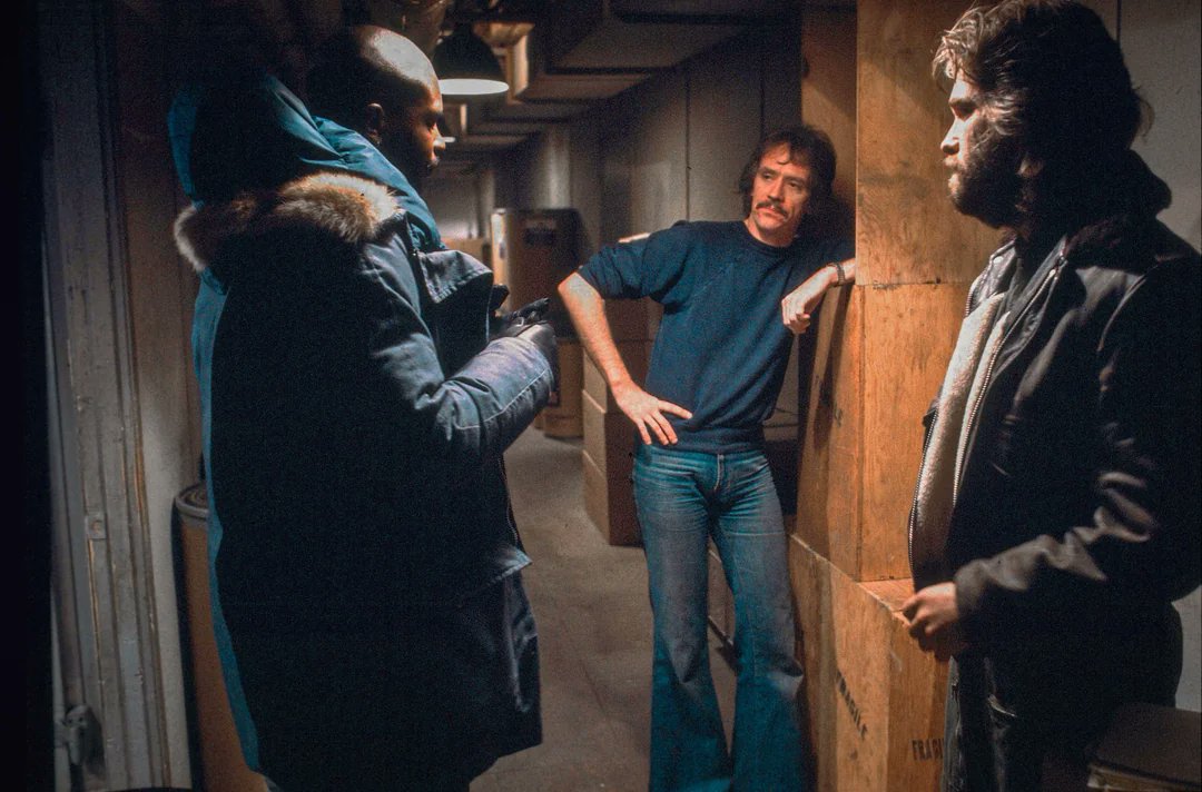 HorrorPaperback's tweet photo. Keith David, John Carpenter and Kurt Russell behind the scenes of The Thing. https://t.co/0rhNKjDbhR