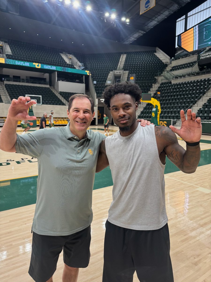 BUDREW's tweet photo. Always special when National 🏆 come 🏠!!! @hoopculture13 https://t.co/vrtQbd7BWk