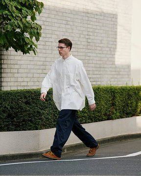 styling_tinder's tweet photo. UNIQLOの白シャツが最強

肌の清潔感が引き立って、表情まで明るく見える効果がある
さらに体のラインを拾わないから、どんな体型でも整って見える

¥2,000前後で購入出来るから着回し力が異常

✅ プレミアムリネン素材を選ぶ
✅ 少しオーバーサイズで今っぽく
✅ デニム・スラックスどちらも映える

持ってないと損する一枚