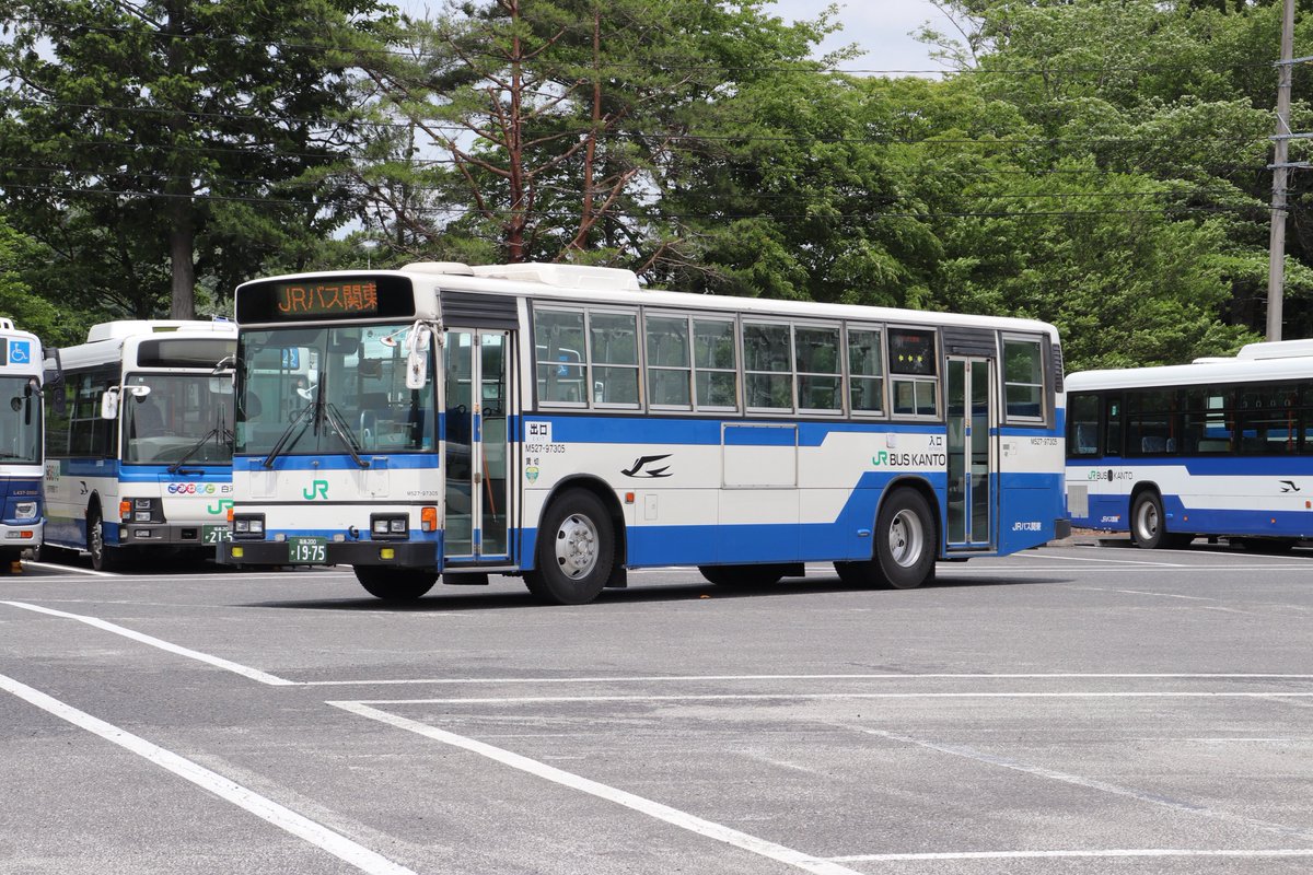 stepforward04o1's tweet photo. #ジェイアールバス関東
先日は同社最後の前後ドア
白河支店M527-97305さよならツアーに参加してきました
支店での車両撮影、白棚線バス専用道の走行と廃止区間のウォーキング、祖父岡(そぼおか)や棚倉巡りに、元運転士による白棚線歴史&amp;沿線ガイドと、盛り沢山の内容でした
一日ありがとうございました https://t.co/qwZ2vgmTpz