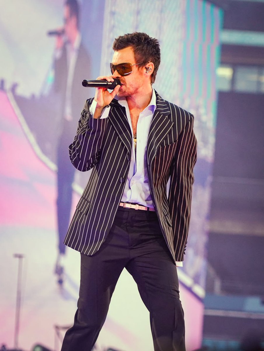 hssoup's tweet photo. como sirve este hombre https://t.co/F1l2eGK5MN